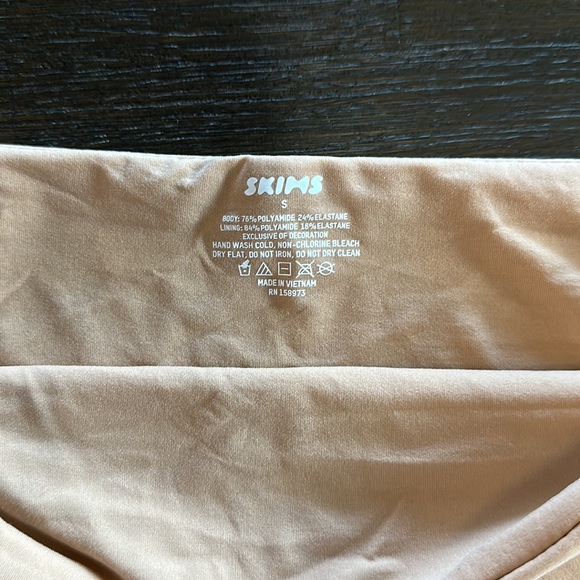 SKIMS FITS EVERYBODY BANDEAU in Ochre Size Small - Picture 5 of 5
